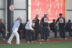 A Chinese player does Stepping over strike properly.