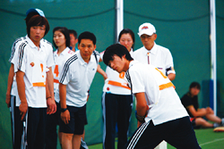 South Korean team Manager, CHAI GYOO HWANicenterjadvises to a player, NA HWAN JU(17). 