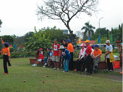 Many local people in Manila enclose the court, and watch ardently. 