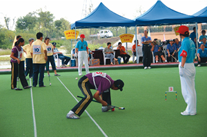 A chinese player sparks with low posture